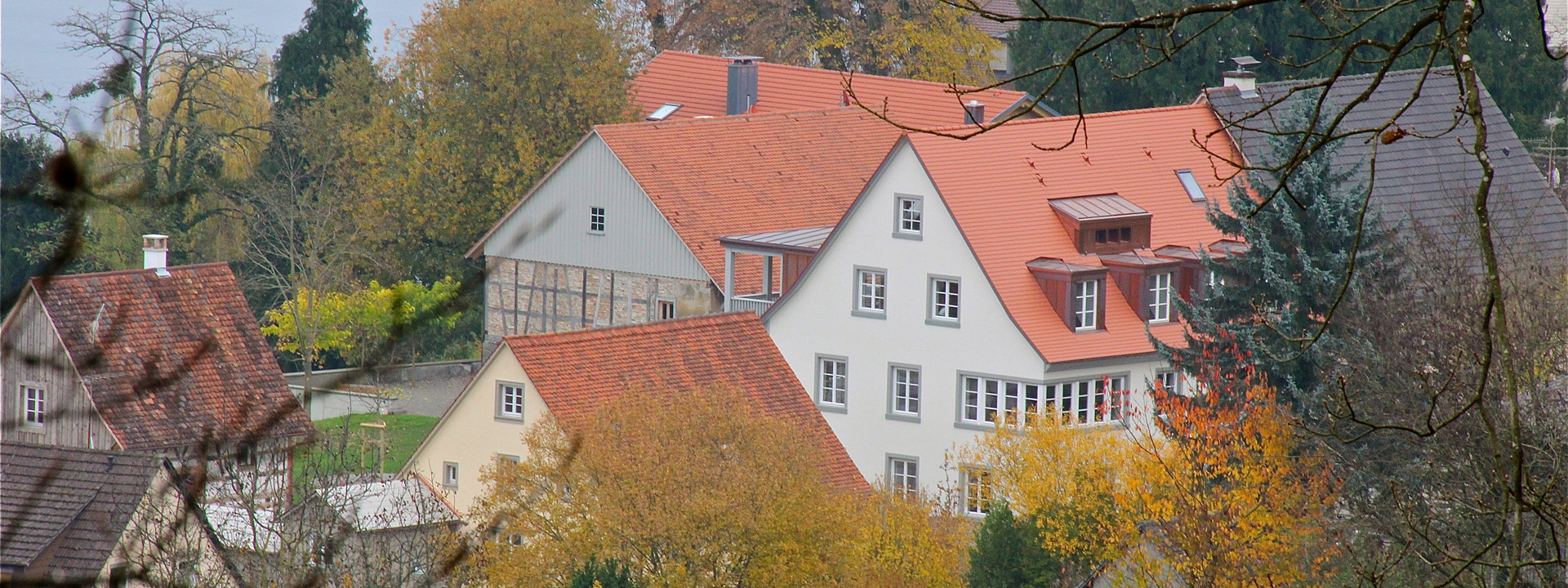 Die Adlerhäuser durch den Herbstwald