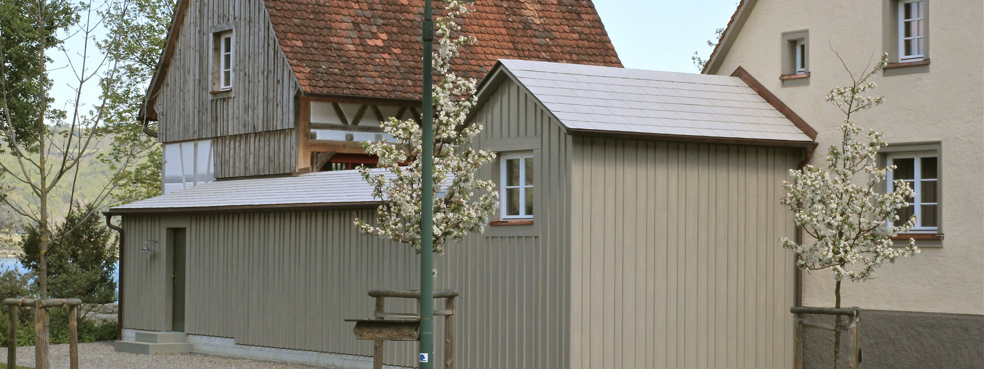 Ein neuer Verbindungsbau zwischen Scheune und Kutscherhaus