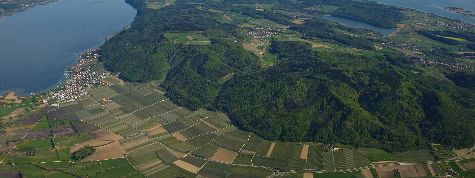 Links der Ort Bodman und der Überlinger See, oben der Mindelsee, rechts der Untersee